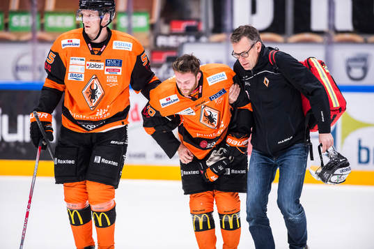 Karlskronas Mattias Guter har ont och leds ut