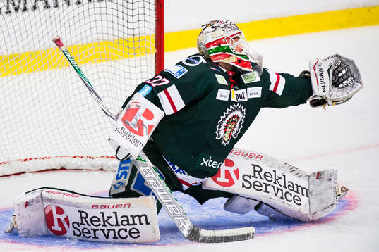 Frölundas målvakt Johan Gustafsson räddar ett skott i