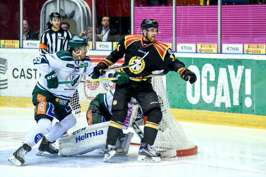 Brynäs Daniel Paille och Färjestads Ole-Kristian Tollefsen