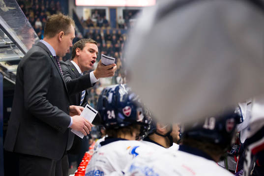 Linköpings tränare Dan Tagnes coachar