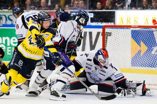 Linköpings målvakt Marcus Högberg blockerar pucken