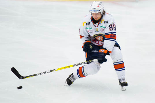 Växjös Adam Brodecki täcker skott