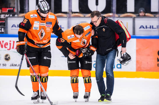 Karlskronas Mattias Guter leds ut av David Printz och