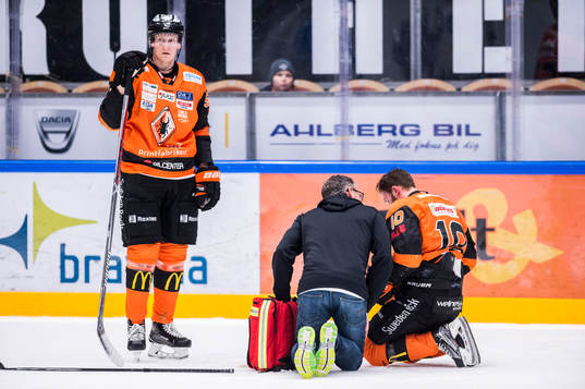 Karlskronas Mattias Guter på isen med läkare