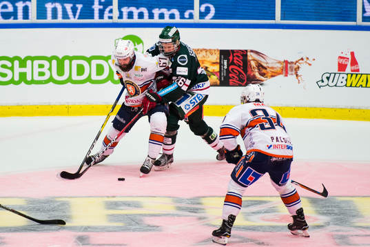 Växjös Olli Palola ser Linus Fröberg i kamp om pucken