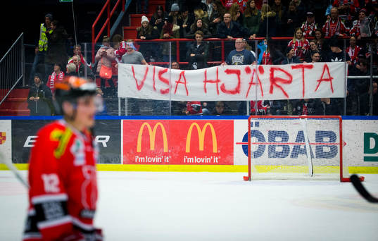 Örebropubliken håller upp en banderoll med texten visa