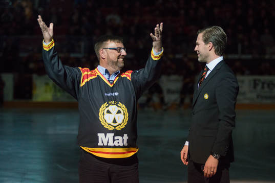 Lars Wennman uppmärksammas före  ishockeymatchen i SHL