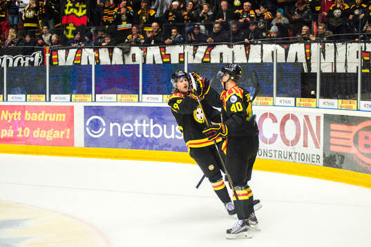 Brynäs Oskar Lindblom och Jesper Jensen jublar