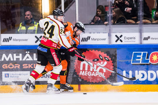 Luleås Johan Harju och Karlskronas David Printz i kamp om
