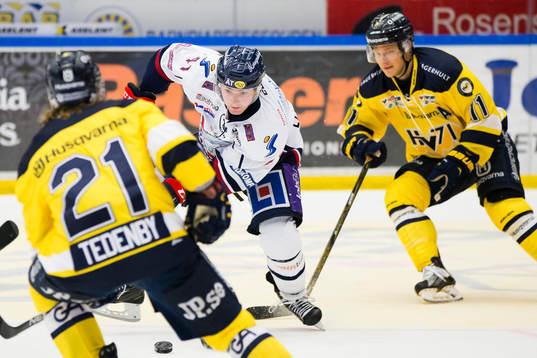 Linköpings Ken André Olimb med pucken