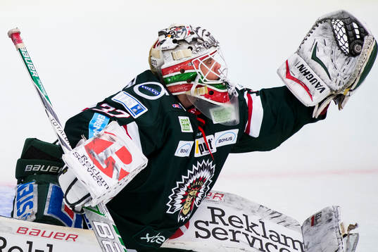 Frölundas målvakt Johan Gustafsson räddar ett skott med