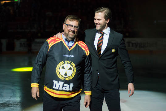 Lars Wennman uppmärksammas före  ishockeymatchen i SHL