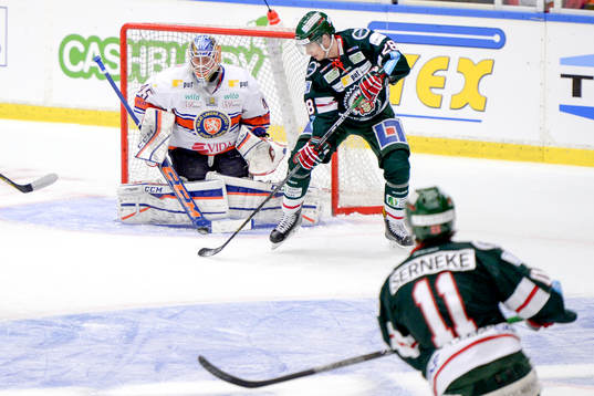 Frölundas Victor Olofsson skjuter mot Växjös målvakt