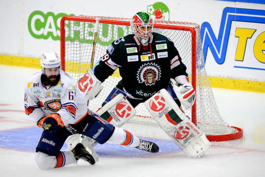 Växjös Linus Fröberg och Frölundas målvakt Dan Bakala
