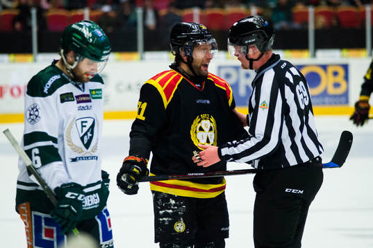 Brynäs Jonathan Granström i samtal med domaren