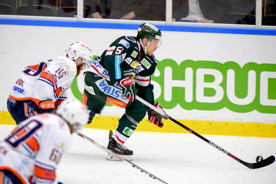 Växjös Liam Reddox och Frölundas Mats Rosseli Olsen
