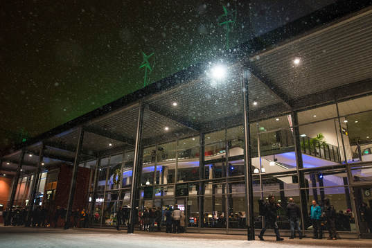 Besökare anländer i snöfallet till Gavlerinken Arena