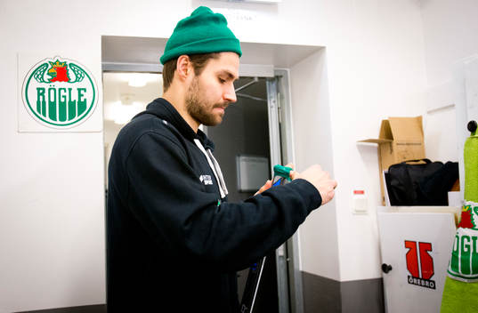Rögles Ludvig Rensfeldt tejpar klubban