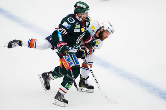 Frölundas Joel Lundqvist tacklar Växjös Liam Reddox