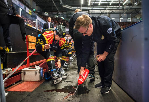 Brynäs Gustaf Thorell knyter skridskorna samtidigt som en