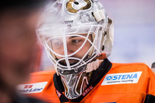 Karlskronas målvakt Johannes Jönsson deppar