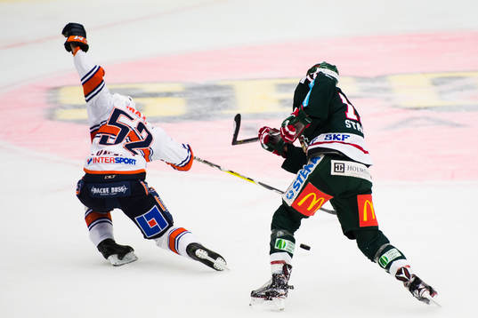 Frölundas Sebastian Stålberg skjuter mot täckande