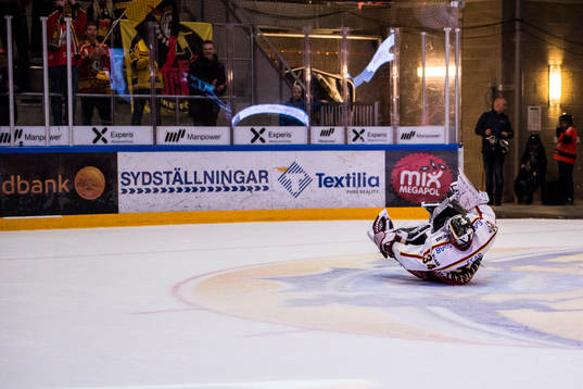 Luleås målvakt Joel Lassinatti dansar för supportrarna