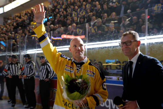 s förre spelare Lance Ward hyllades innan ishockeymatchen