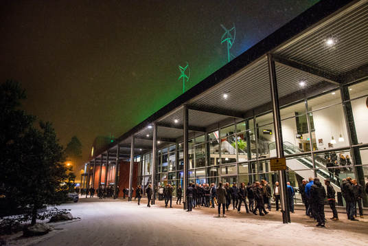 Besökare anländer i snöfallet till Gavlerinken Arena