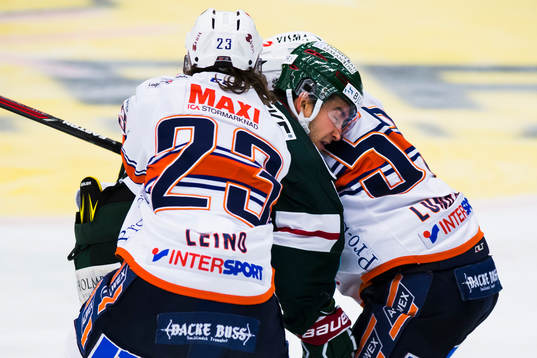 Växjös Ville Leino och Arvid Lundberg tacklar Frölundas