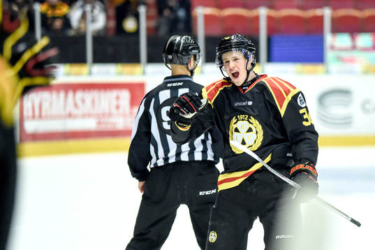 Brynäs Linus Ölund jublar