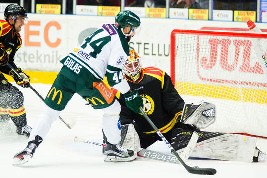 Brynäs målvakt Felix Sandström räddar skott från
