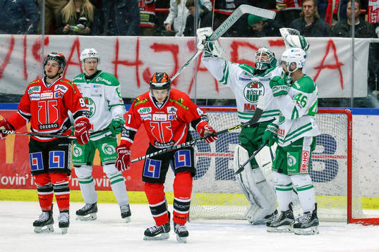 Rögles målvakt Lars Volden jublar