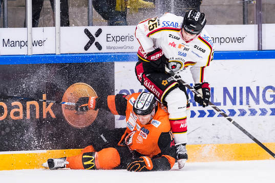 Karlskronas Emil Larsson och Luleås Anton Hedman i närkamp