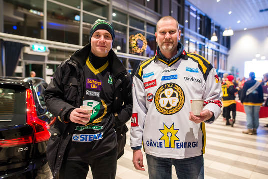Supportar med kaffe före ishockeymatchen i SHL mellan