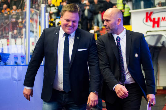 Färjestads Tränare Leif Carlsson och Brynäs assisterande
