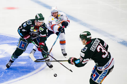 Frölundas Henrik Tömmernes och Nicklas Lasu i kamp om