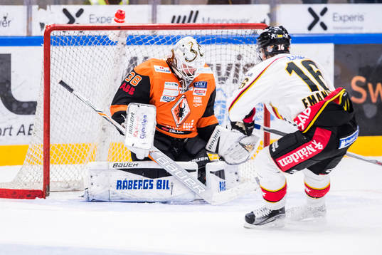 Luleås Einar Emanuelsson gör 0-2 på Karlskronas målvakt