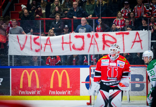 Örebropubliken håller upp en banderoll med texten visa