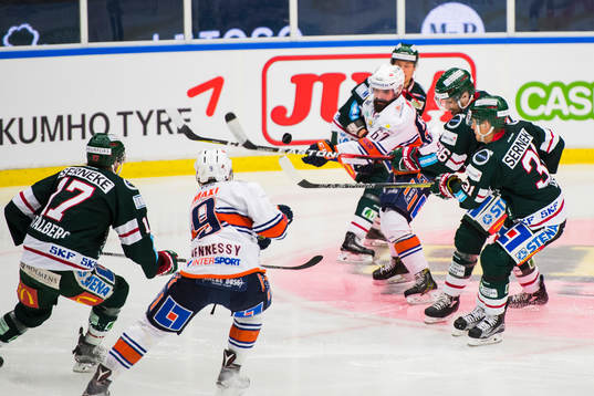 Växjös Linus Fröberg gör 0-1-målet framför Frölundas