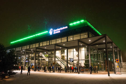 Besökare anländer i snöfallet till Gavlerinken Arena