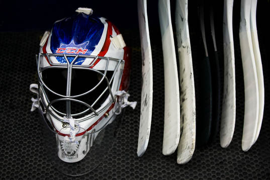 Målvaktsmask och klubbor