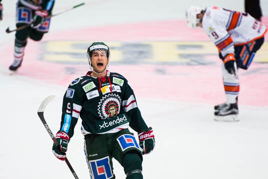 Frölundas Casey Wellman jublar