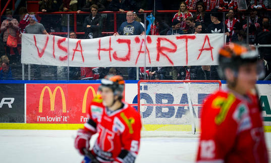 Örebropubliken håller upp en banderoll med texten visa