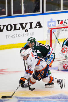 Frölundas Matt Donovan i kamp om pucken med Växjös