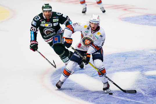 Frölundas Joel Lundqvist jagar Växjös Linus Högberg