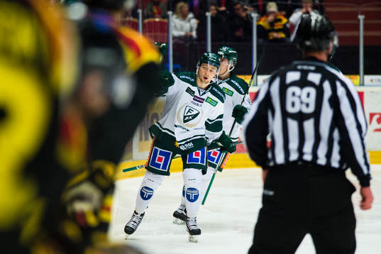Färjestads Rasmus Asplund jublar