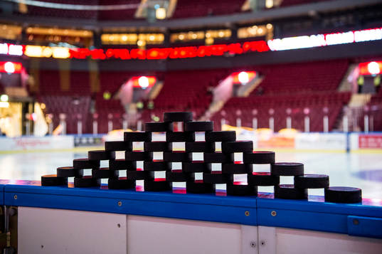 Puckar på sargen innan ishockeymatchen i SHL mellan Malmö