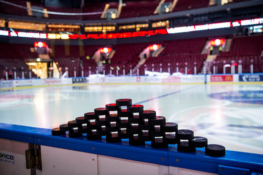 Puckar på sargen innan ishockeymatchen i SHL mellan Malmö