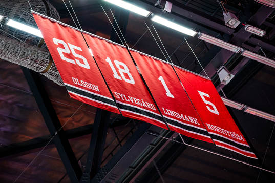 Malmö Redhawks tröjor i taket på Malmö Arena